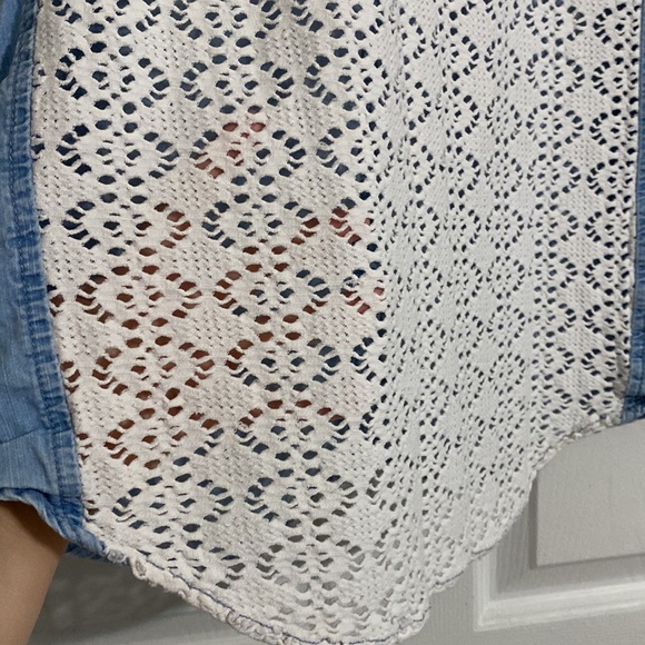 American Rag women’s jean button up shirt with a cream lace back - Picture 4 of 4